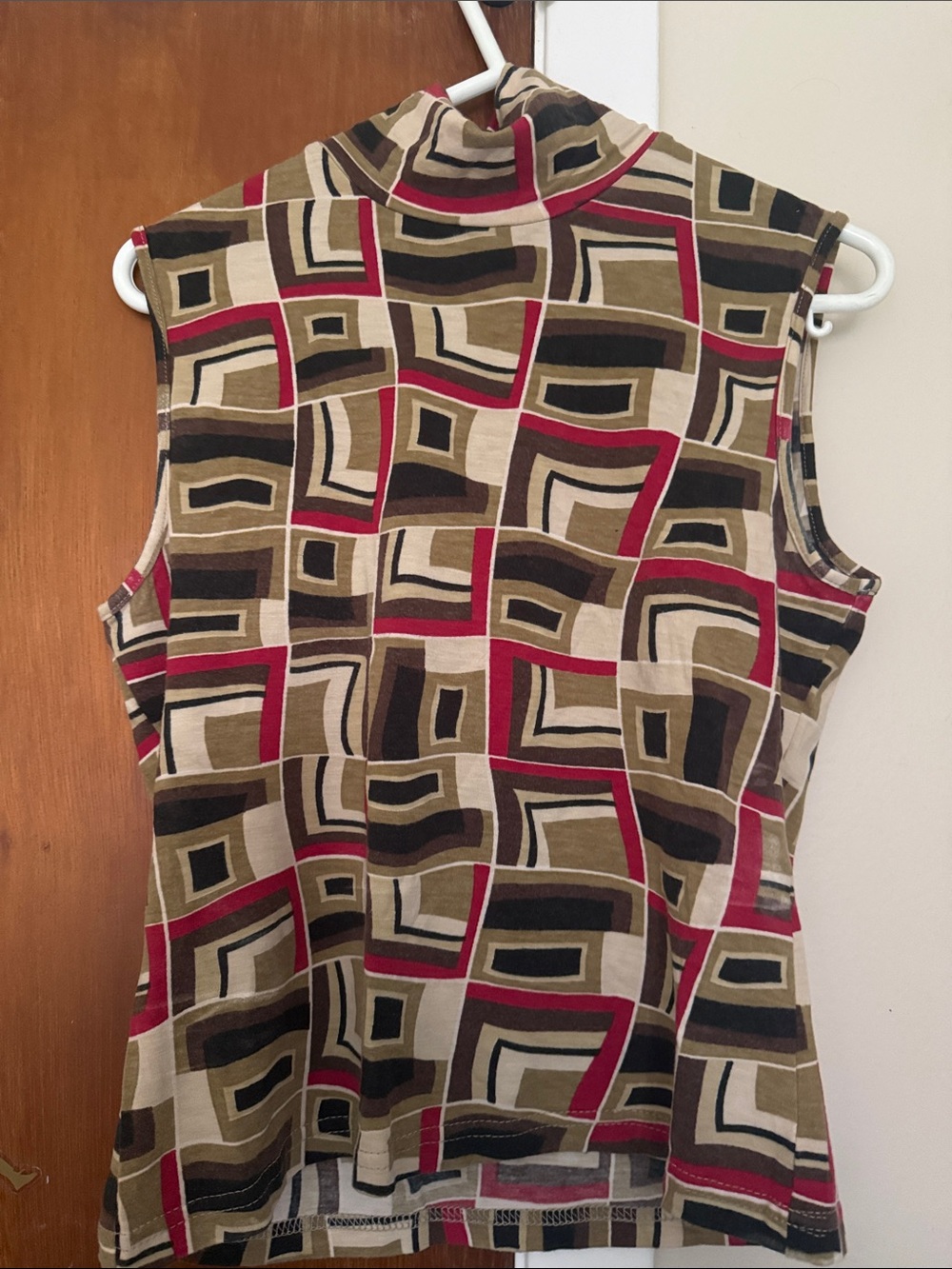 Sleeveless Mock Neck Geometric Print Camisole in Red, Tan and Black